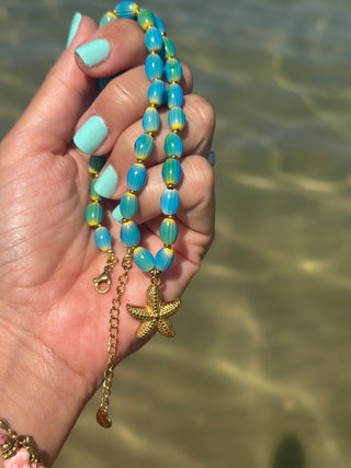 Collar azul mar con cuentas y colgante dorado de estrella de mar