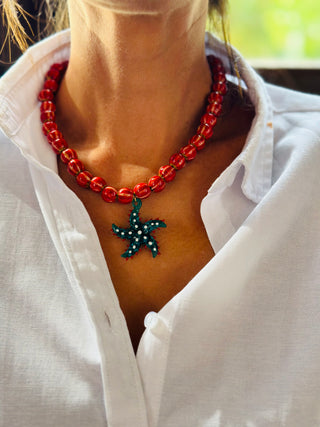 Collar artesanal hecho a mano en España.