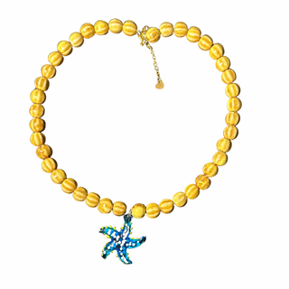 Detalle del charm de estrella de cristal soplado.