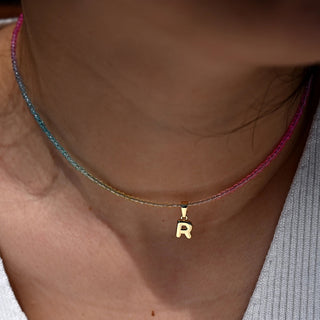 Collar choker multicolor con inicial dorada – Cuentas brillantes de cristal 38+5 cm