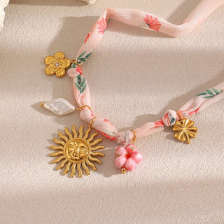 🧡 Collar de tela boho con charms dorados – Sol o Corazón