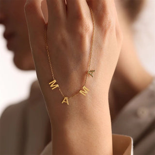 joya con iniciales personalizada para mujer