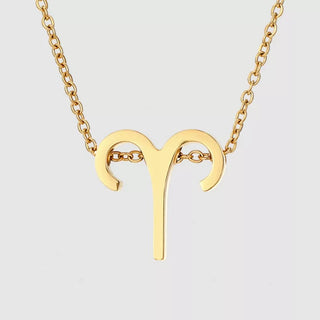Modelo luciendo Collar Zodiaco signo Aries en tonalidad oro