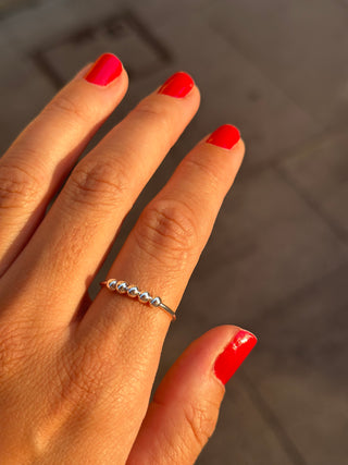 Anillo Antiestrés de Plata Ajustable con Bolitas Móviles
