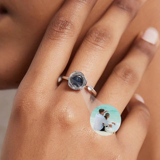 Anillo con foto personalizable en acero inoxidable acabado plateado en mano de mujer