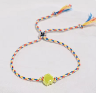Pulsera de Hilo con Concha Esmaltada – Colores Surtidos