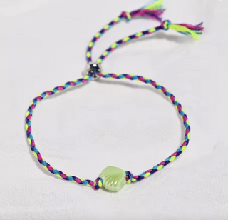 Pulsera de Hilo con Concha Esmaltada – Colores Surtidos