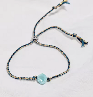 Pulsera de Hilo con Concha Esmaltada – Colores Surtidos