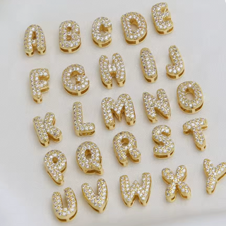 Collar con iniciales y corazón con circonitas