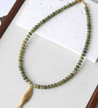 Collar de cuentas con peces dorados estilo boho – Collar verano mujer