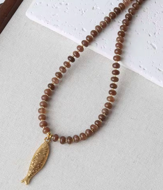 Collar de cuentas con peces dorados estilo boho – Collar verano mujer
