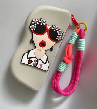 Funda de gafas con diseño en neopreno – Mujer con gafas y cordón trenzado