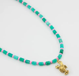 Collar de cuentas de piedra natural con charm