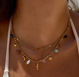 Collar doble dorado con charms y cuentas de colores | Collar verano 2026