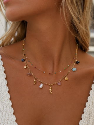Collar dorado con charms de colores y doble cadena