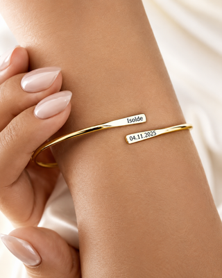 Pulsera grabada con nombre y fecha – Brazalete abierto
