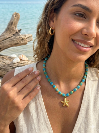 Collar de cuentas azul mar con estrella de mar dorada – White and You