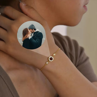 Pulsera dorada con foto proyectable y circonitas en muñeca de mujer