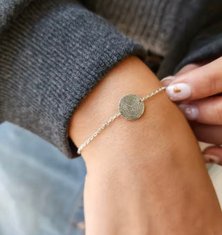 Pulsera personalizada con huella digital · Plata, oro o rosa