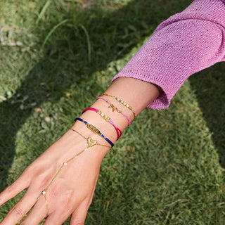 Pulsera de hilo con charm dorado – LOVE, corazones o lazo – Ajustable e hipoalergénica