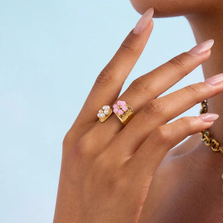 🌸 Anillo ajustable con flores de perlas y cuentas rosas – Acero inoxidable