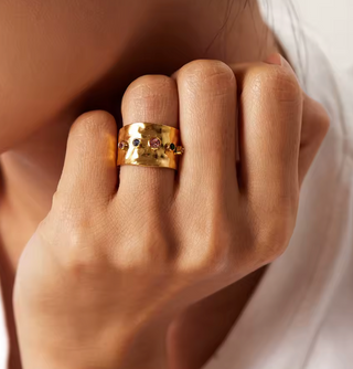 Anillo ancho dorado con circonitas de colores en acero inoxidable ajustable
