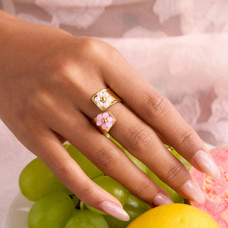 🌸 Anillo ajustable con flores de perlas y cuentas rosas – Acero inoxidable