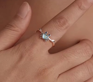 Anillo ajustable de plata de ley 925 cangrejo con corazón verde y ojos azules