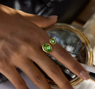 anillo dorado con piedra verde ajustable