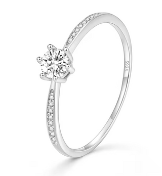 Anillo clásico de plata de ley con circonita brillante – Disponible en acabado dorado o plateado