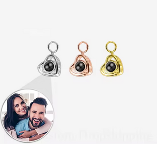 charm con foto proyectada