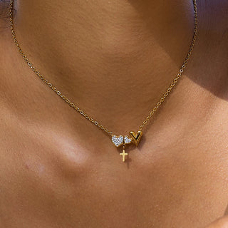 Collar de acero inoxidable con corazones y cruz – dorado