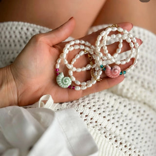 Detalle collar verano mujer perlas naturales