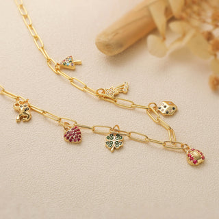 collar dorado con charms