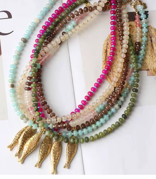 Collar de cuentas con peces dorados estilo boho – Collar verano mujer