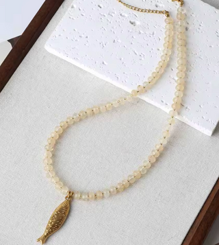 Collar de cuentas con peces dorados estilo boho – Collar verano mujer