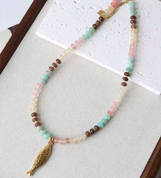 Collar de cuentas con peces dorados estilo boho – Collar verano mujer