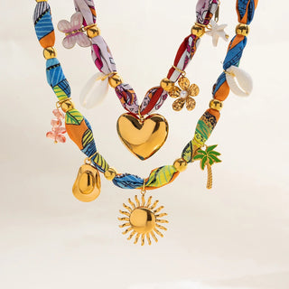 🧡 Collar de tela boho con charms dorados – Sol o Corazón