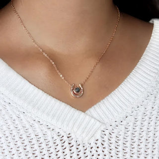 Collar con Foto Dentro Proyectable en Forma de Herradura – Amuleto de Suerte Personalizado