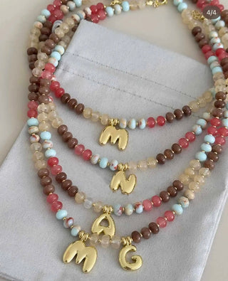 Collar con Inicial y Cuentas de Vidrio – Letra de Acero Inoxidable