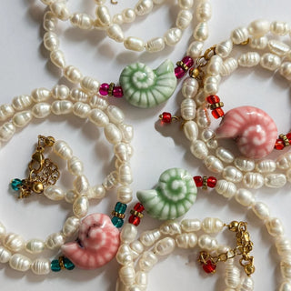 Collar de perlas de río con caracola verde agua