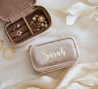 Joyero personalizado de terciopelo con nombre – Mini estuche