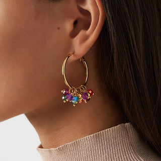 Pendientes de aro dorados con cuentas multicolor – Alegres, originales y muy ligeros