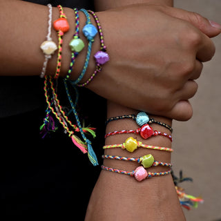 Pulsera de Hilo con Concha Esmaltada – Colores Surtidos