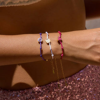 Pulsera con Inicial Personalizada – Rosa, Blanca o Lila | Ajustable y Hipoalergénica
