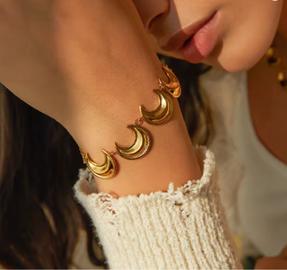 Pulsera Dorada con Lunas – Diseño Elegante y Ajustable
