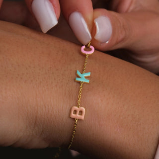 Pulsera personalizada con letras de colores – Iniciales esmaltadas en dorado