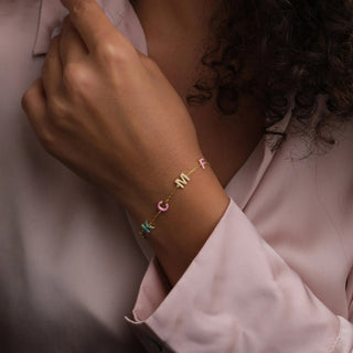 Pulsera personalizada con letras de colores – Iniciales esmaltadas en dorado