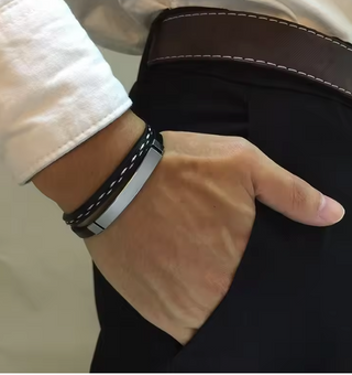 Pulsera personalizada para hombre en cuero negro – Graba tu mensaje o nombre