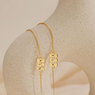 Pulsera personalizada con inicial y figuras de familia